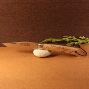 Couteau L'Alpin manche bouleau de Finlande avec lien ressort guilloché main, en plumier  AU SABOT